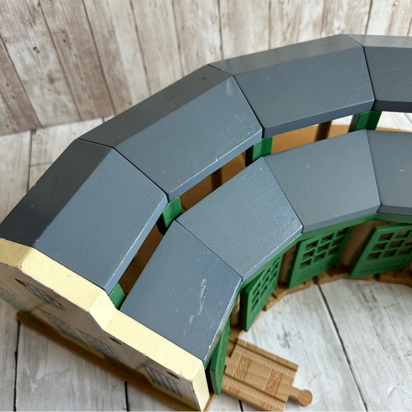 PREOWNED THOMAS THE TANK ENGINE TIDMOUTH SHED FOR TRAINS WOODEN - Picture 3 of 11